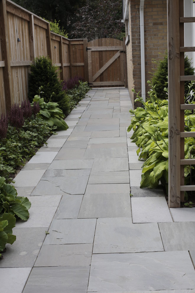 Square Cut Flagstone Walkway Traditional Landscape Toronto by