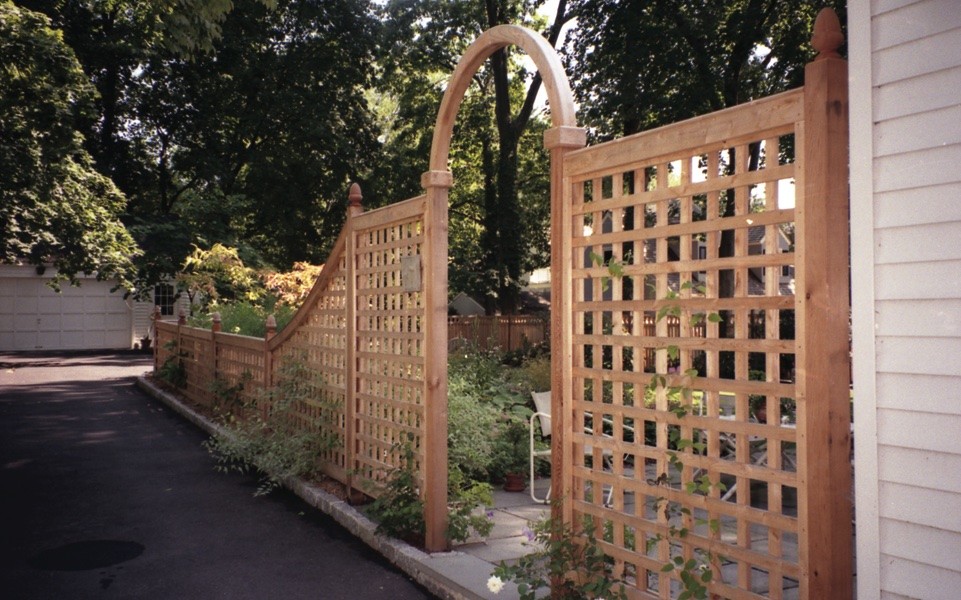 Cette image montre un jardin latéral traditionnel de taille moyenne avec des pavés en pierre naturelle.