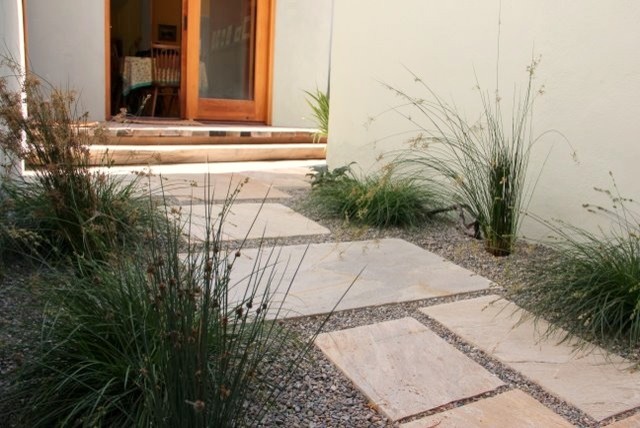 Immagine di un giardino xeriscape mediterraneo con un ingresso o sentiero e pavimentazioni in pietra naturale