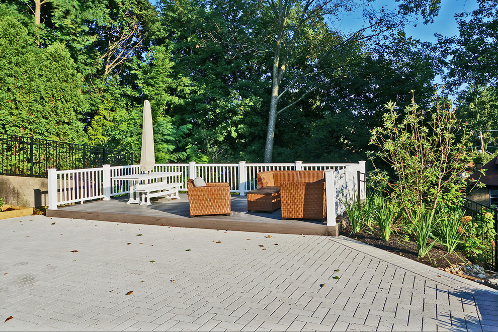 Свежая идея для дизайна: маленький участок и сад на заднем дворе в классическом стиле с мощением тротуарной плиткой для на участке и в саду - отличное фото интерьера