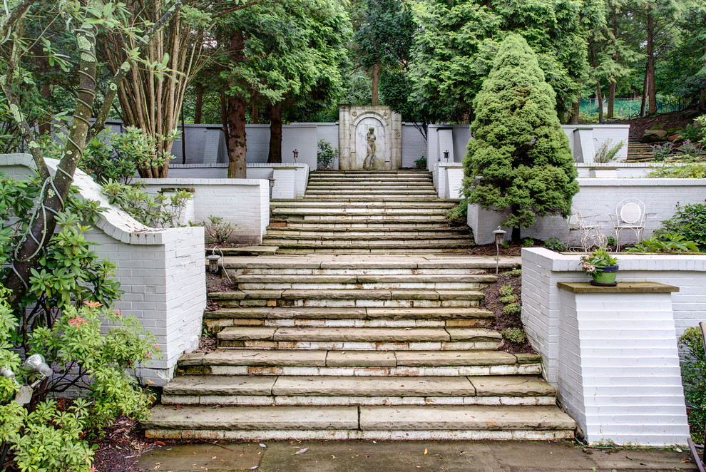 Geometrischer, Schattiger Klassischer Garten hinter dem Haus mit Natursteinplatten in Sonstige