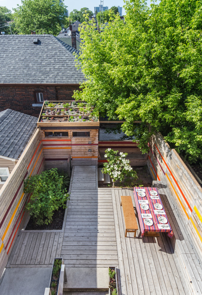 Cette image montre un petit jardin sur cour design l'hiver avec des solutions pour vis-à-vis, une exposition partiellement ombragée et une terrasse en bois.