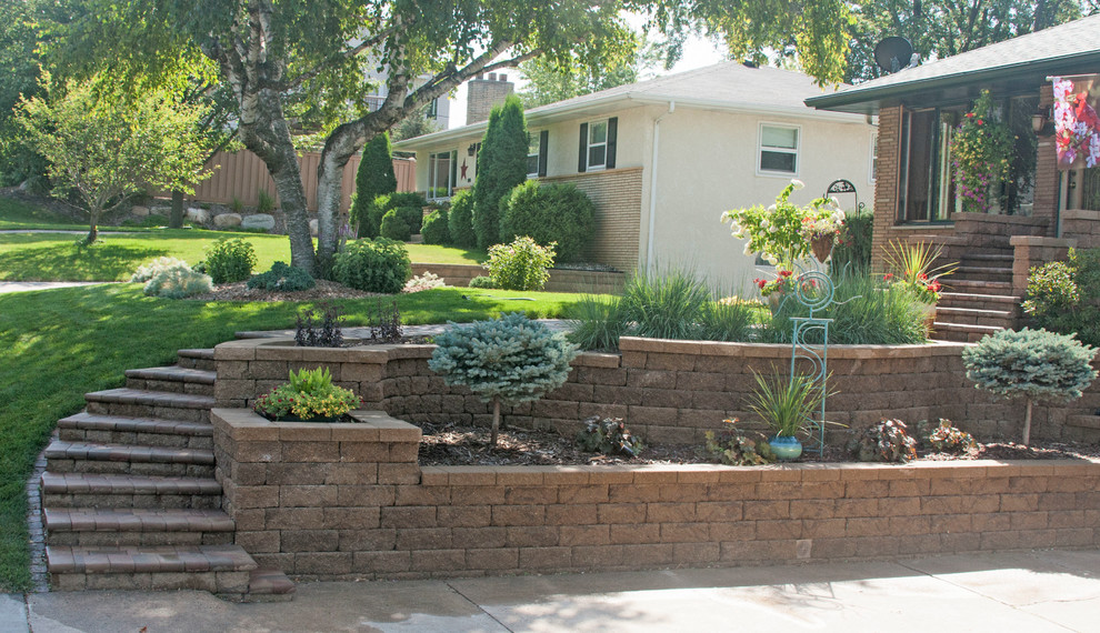 На фото: участок и сад среднего размера на переднем дворе в классическом стиле с подпорной стенкой и полуденной тенью