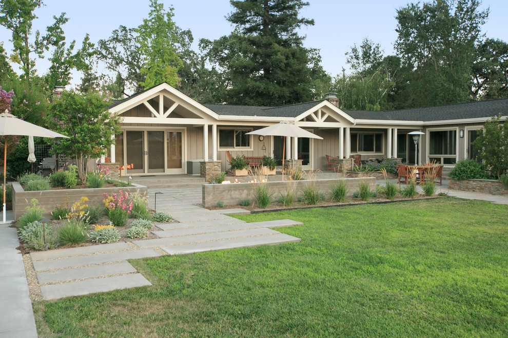 Стильный дизайн: большой участок и сад на заднем дворе в современном стиле с местом для костра и покрытием из гравия - последний тренд