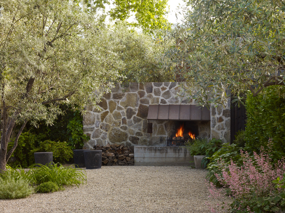 サンフランシスコにあるトラディショナルスタイルのおしゃれな庭 (屋外暖炉) の写真