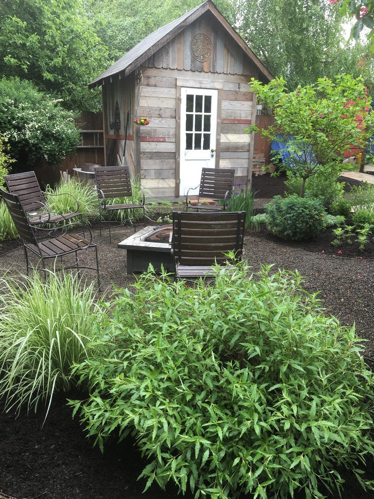 На фото: солнечный участок и сад среднего размера на заднем дворе в стиле рустика с местом для костра, хорошей освещенностью и покрытием из гравия