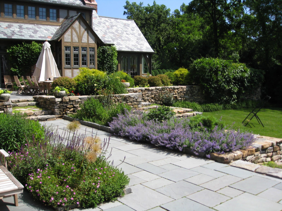 Cette photo montre un grand jardin à la française arrière chic avec une exposition ensoleillée et des pavés en pierre naturelle.