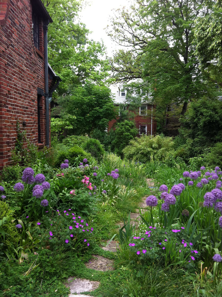 Geometrischer, Mittelgroßer, Halbschattiger Klassischer Garten neben dem Haus mit Natursteinplatten in St. Louis