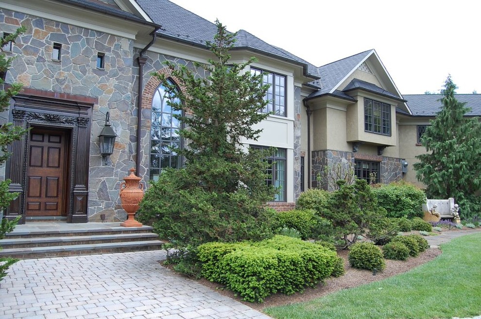 Inspiration for a large classic front full sun garden in Baltimore with natural stone paving.