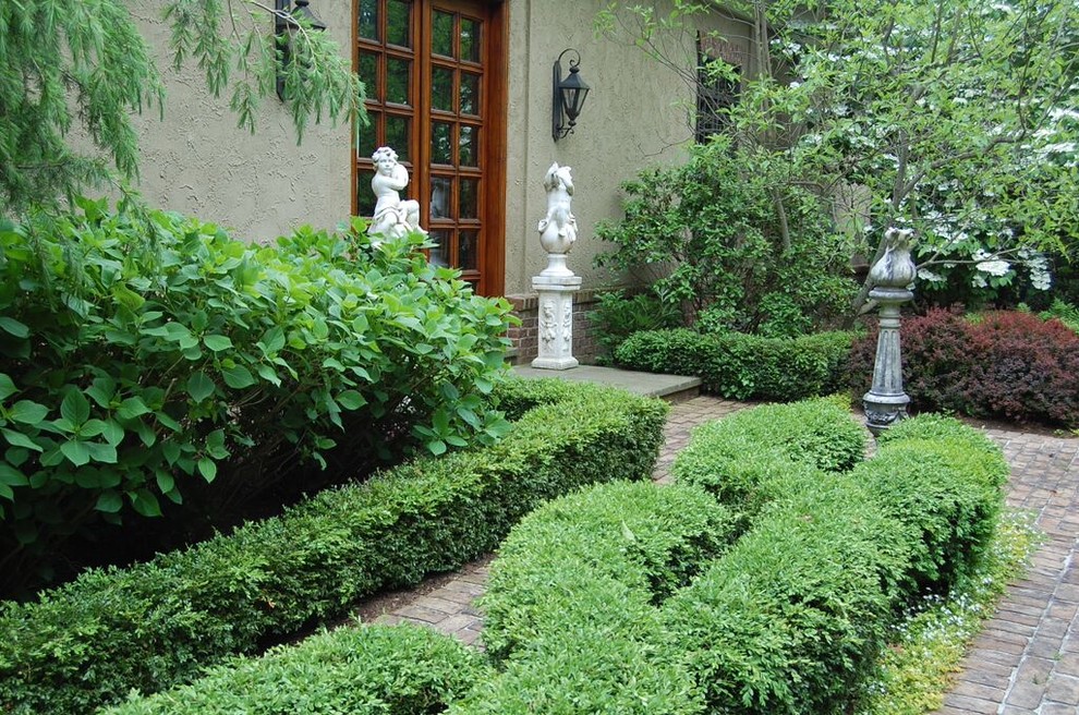 Идея дизайна: большой регулярный сад на боковом дворе в классическом стиле с мощением клинкерной брусчаткой
