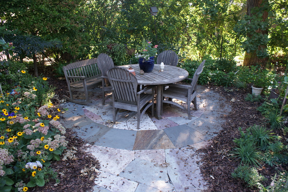 Kleiner, Halbschattiger, Geometrischer Stilmix Garten hinter dem Haus mit Natursteinplatten und Kübelpflanzen in Minneapolis