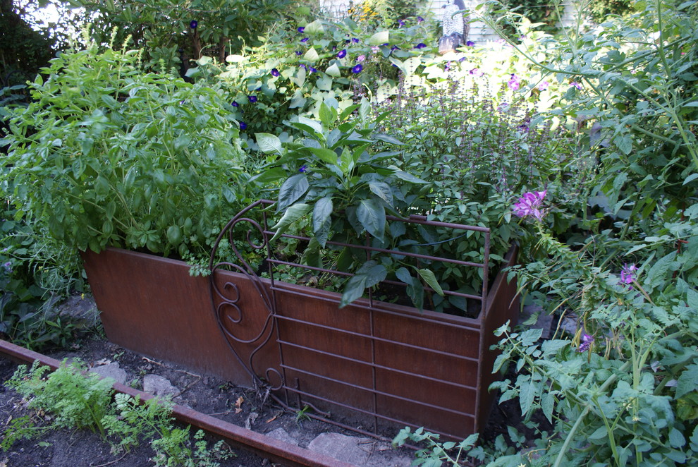 Exemple d'un petit jardin arrière éclectique.