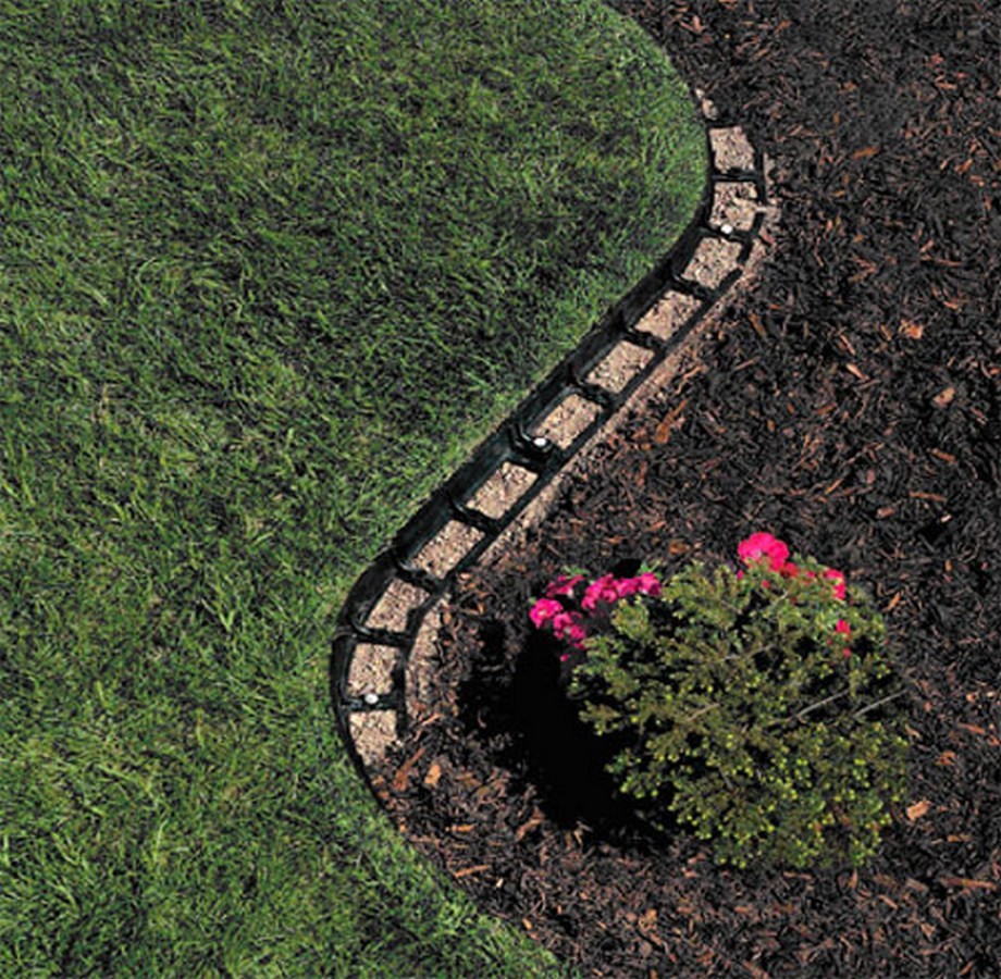 Photo of a traditional front yard mulch landscaping in Detroit for spring.