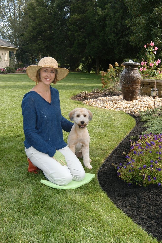 Inspiration for a traditional backyard mulch landscaping in Detroit for spring.