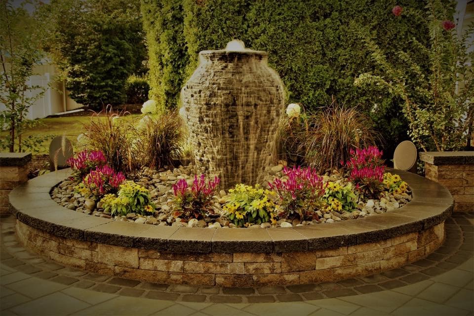 Источник вдохновения для домашнего уюта: большой садовый фонтан на заднем дворе в классическом стиле с мощением тротуарной плиткой
