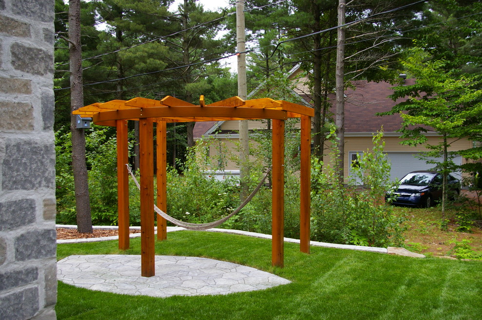 Esempio di un piccolo giardino minimalista in ombra nel cortile laterale in estate con pedane