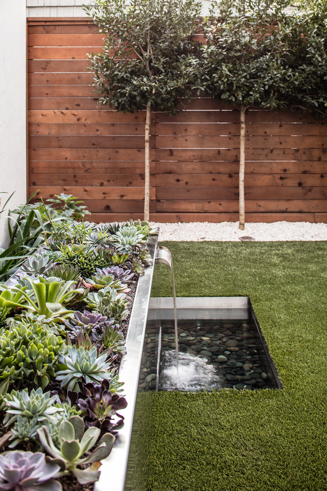 Idee per un piccolo giardino minimalista esposto in pieno sole nel cortile laterale con fontane e pedane