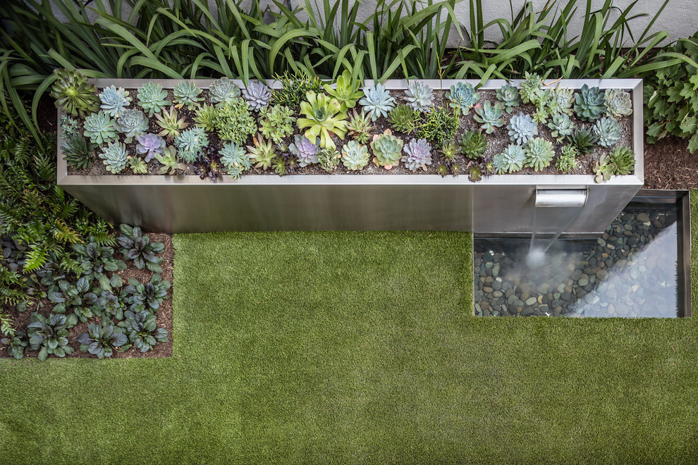 Idee per un piccolo giardino moderno esposto in pieno sole nel cortile laterale con fontane e pedane