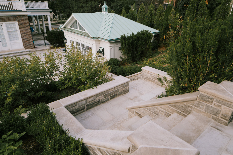Идея дизайна: большой участок и сад на заднем дворе в классическом стиле с подпорной стенкой и покрытием из каменной брусчатки