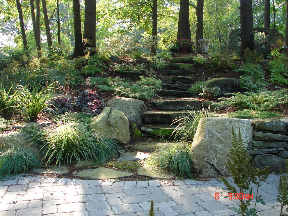 Immagine di un giardino stile rurale in ombra con un ingresso o sentiero, un pendio, una collina o una riva e pavimentazioni in pietra naturale