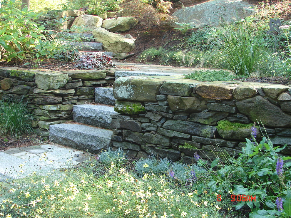 Idee per un giardino rustico in ombra di medie dimensioni con un ingresso o sentiero, un pendio, una collina o una riva e pavimentazioni in pietra naturale
