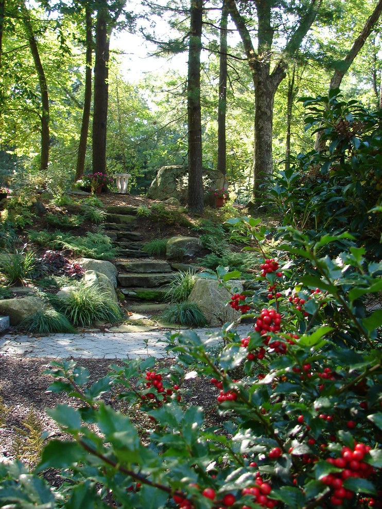 Exempel på en rustik trädgård i slänt, med naturstensplattor