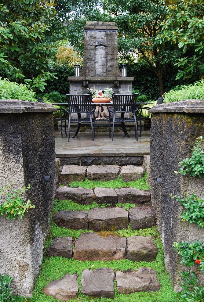 Foto di un giardino formale classico esposto in pieno sole di medie dimensioni e davanti casa con un focolare e pavimentazioni in pietra naturale