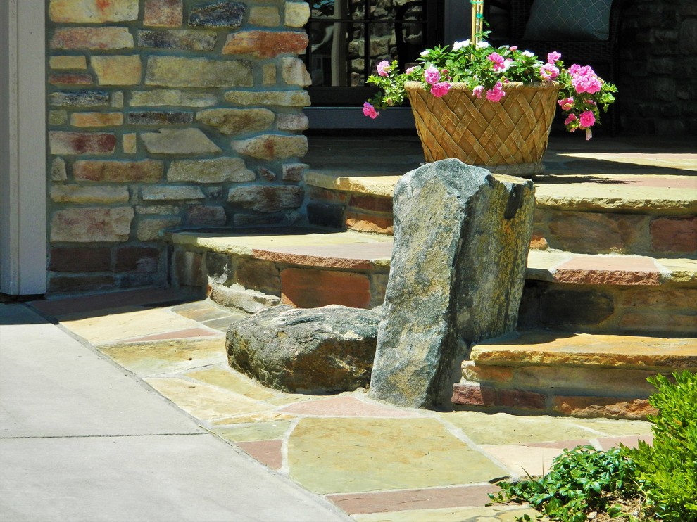 Идея дизайна: участок и сад среднего размера на переднем дворе в современном стиле с дорожками и покрытием из каменной брусчатки