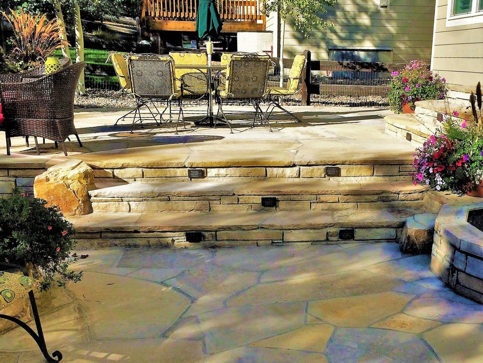 Immagine di un patio o portico contemporaneo di medie dimensioni e dietro casa con pavimentazioni in pietra naturale