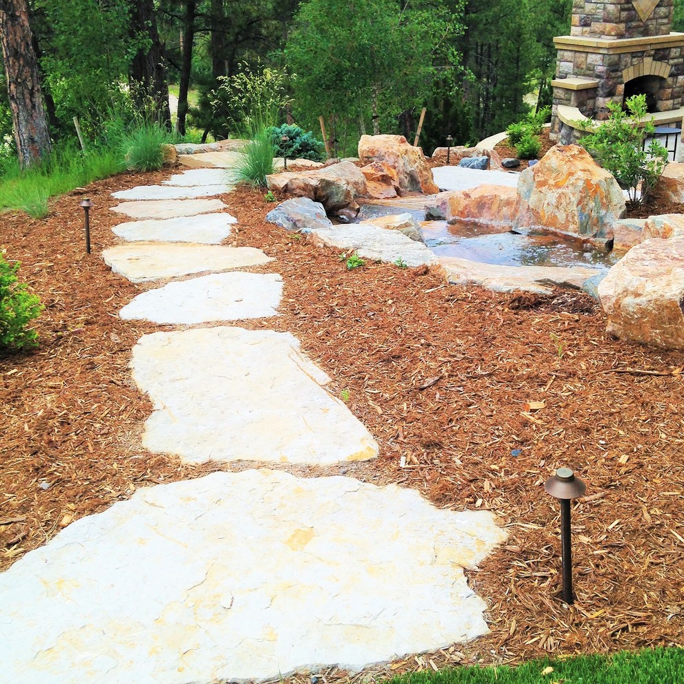 Réalisation d'un jardin arrière design de taille moyenne avec un chemin et des pavés en pierre naturelle.