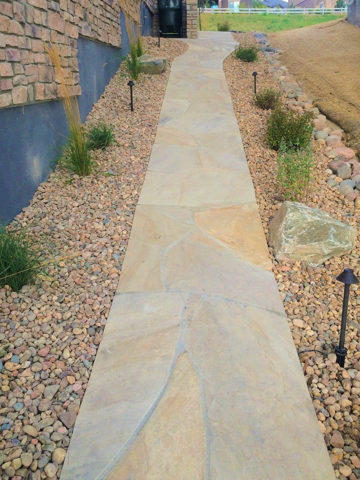 Esempio di un vialetto minimal di medie dimensioni e nel cortile laterale con pavimentazioni in pietra naturale