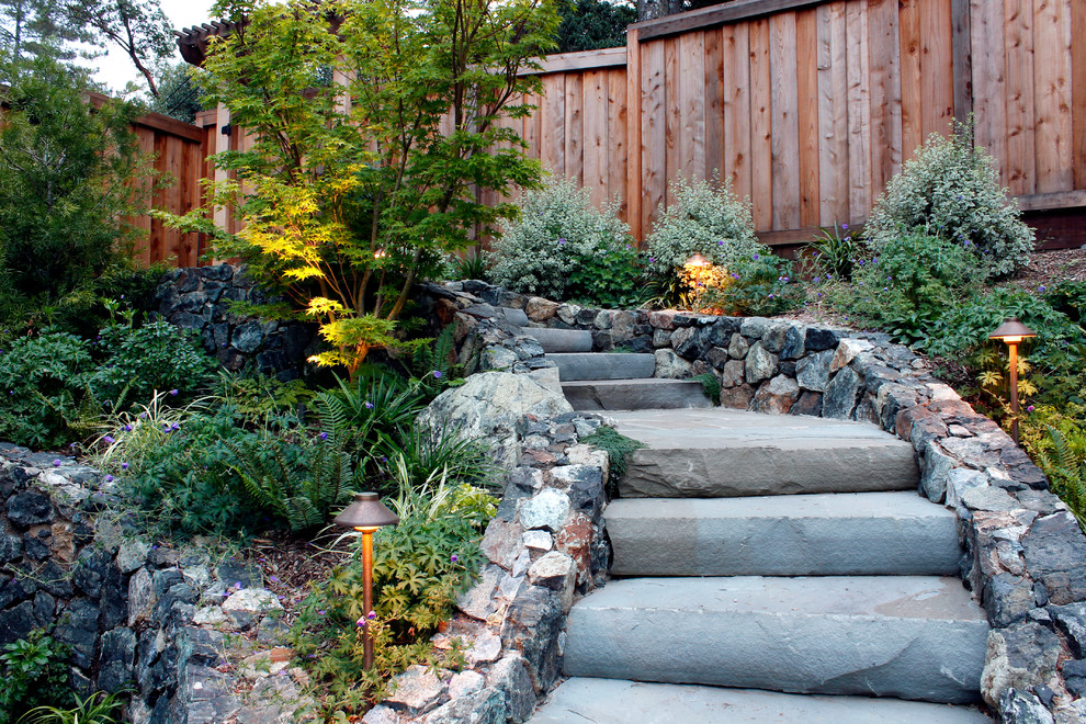 Cette photo montre un grand aménagement d'entrée ou allée de jardin latéral chic avec des pavés en pierre naturelle.