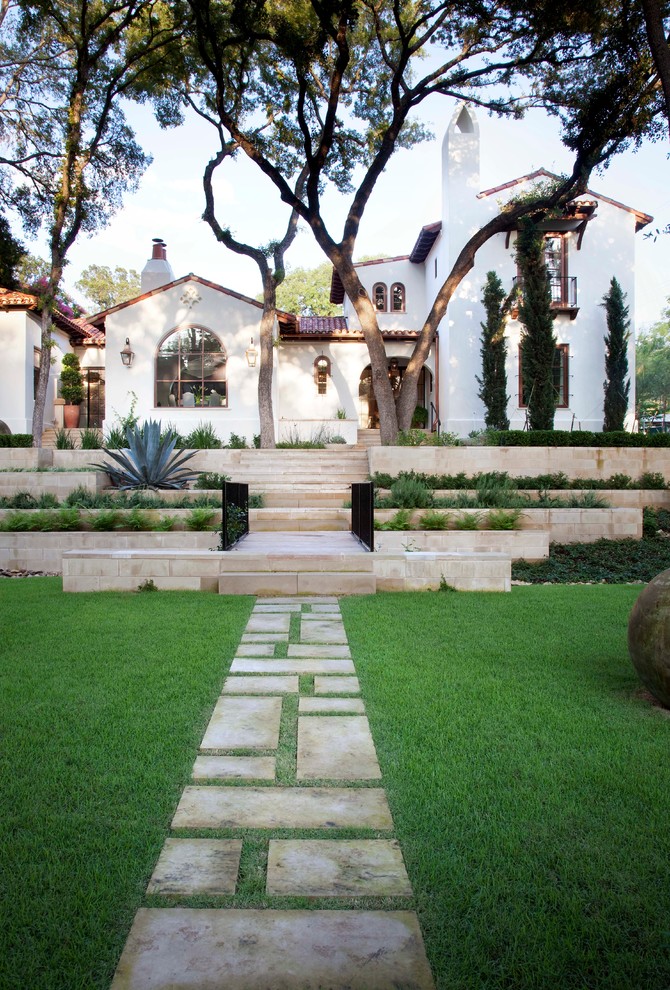 Свежая идея для дизайна: участок и сад в средиземноморском стиле с полуденной тенью - отличное фото интерьера