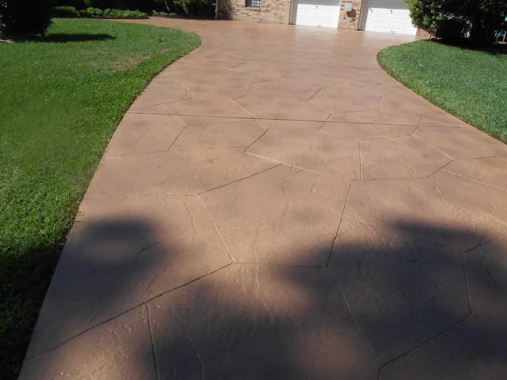 Inspiration for a mid-sized contemporary front yard concrete paver driveway in Houston.