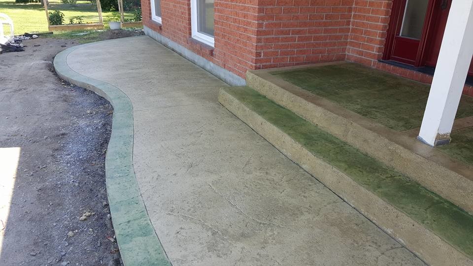 Stamped driveway with borders Traditional Landscape Ottawa by