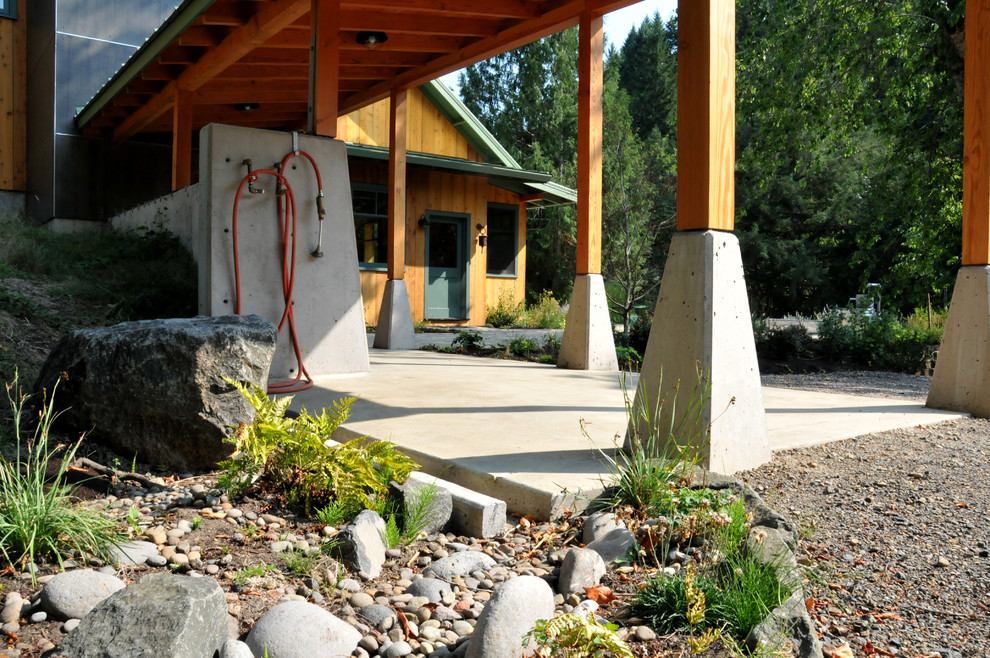 Immagine di un giardino stile rurale esposto a mezz'ombra di medie dimensioni e nel cortile laterale in estate con un ingresso o sentiero