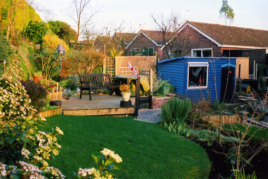 Foto di un giardino country esposto in pieno sole di medie dimensioni e dietro casa in estate con un muro di contenimento e pedane