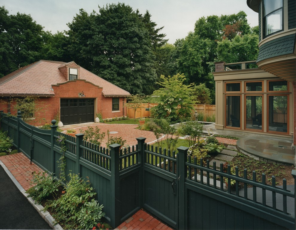 Immagine di un giardino vittoriano esposto in pieno sole di medie dimensioni e in cortile con pavimentazioni in mattoni e un ingresso o sentiero