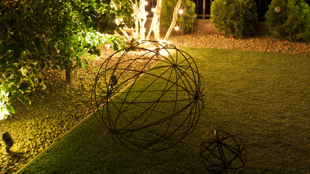 Inspiration for a mid-sized contemporary backyard formal garden in Las Vegas.