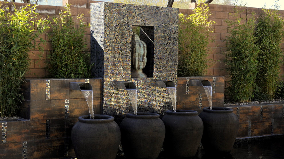 Свежая идея для дизайна: садовый фонтан среднего размера на заднем дворе в восточном стиле - отличное фото интерьера