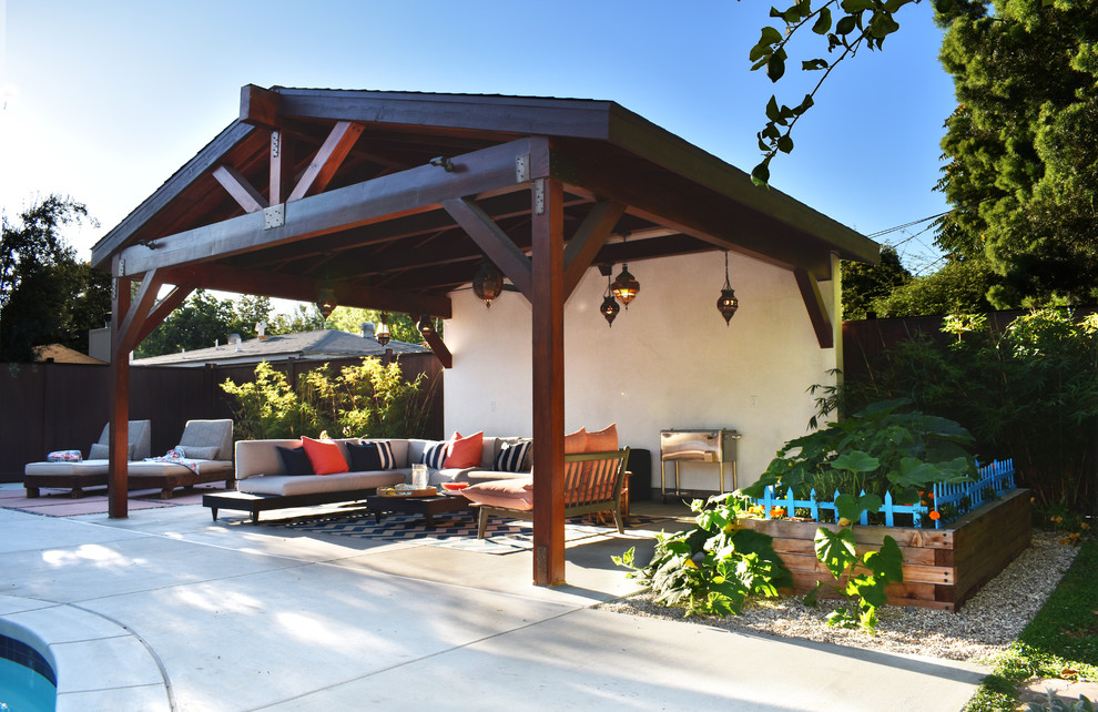 Esempio di un grande patio o portico eclettico dietro casa con pavimentazioni in cemento e un giardino in vaso