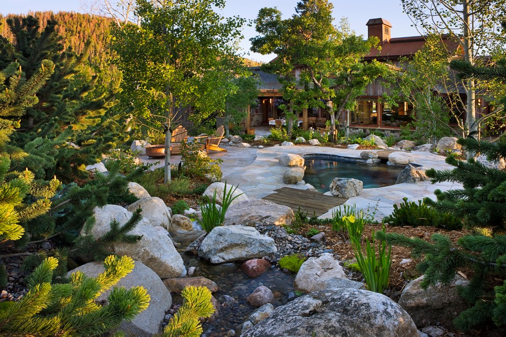 Cette photo montre un grand jardin arrière asiatique avec un point d'eau, une exposition partiellement ombragée et des pavés en pierre naturelle.