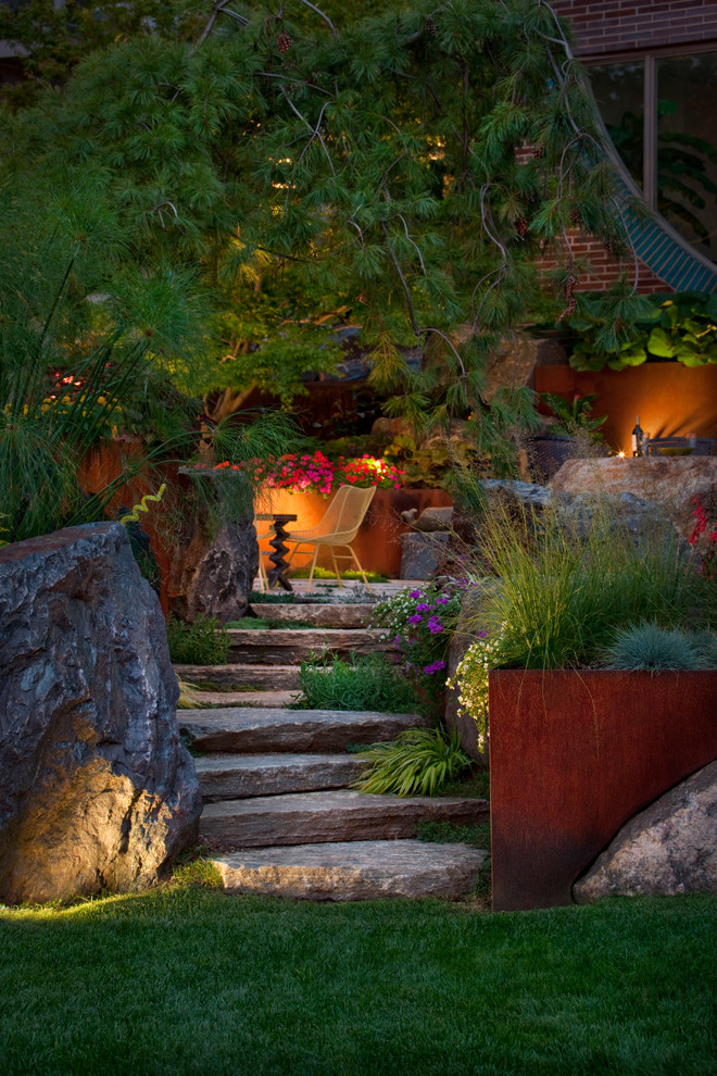 デトロイトにある中くらいなインダストリアルスタイルのおしゃれな裏庭 (天然石敷き、階段) の写真
