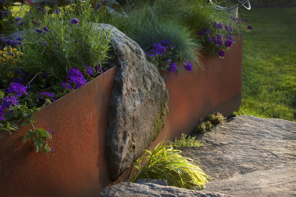 Стильный дизайн: участок и сад среднего размера на заднем дворе в стиле лофт с покрытием из каменной брусчатки - последний тренд