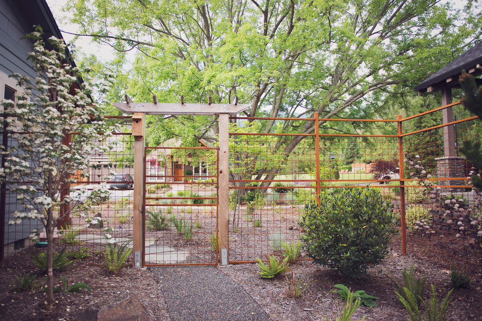 Idee per un giardino tradizionale di medie dimensioni e dietro casa