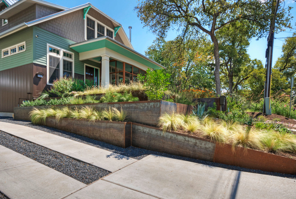 Großer Moderner Garten im Frühling mit direkter Sonneneinstrahlung und Mulch in Austin