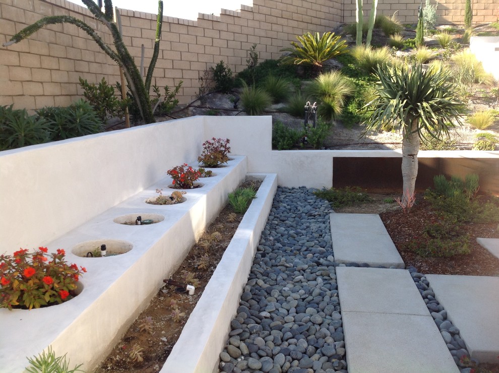 Стильный дизайн: большой летний засухоустойчивый сад на заднем дворе в стиле модернизм с мощением тротуарной плиткой, растениями в контейнерах и полуденной тенью - последний тренд