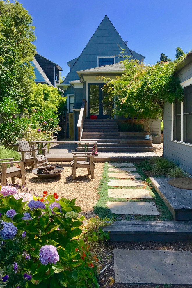 Rustikaler Garten hinter dem Haus mit Feuerstelle, direkter Sonneneinstrahlung und Granitsplitt in San Francisco