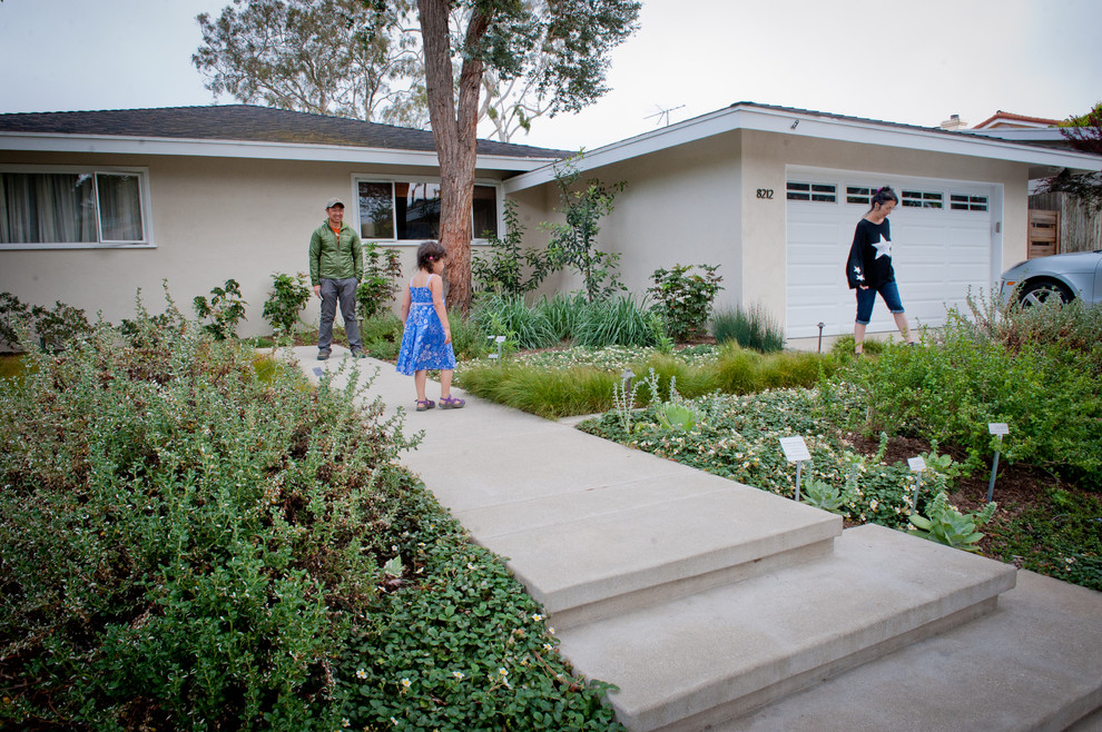 Großer, Halbschattiger Moderner Garten im Frühling mit Betonboden in Los Angeles