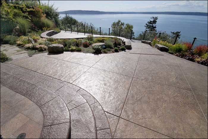 Idee per un giardino tradizionale esposto a mezz'ombra dietro casa con pavimentazioni in pietra naturale